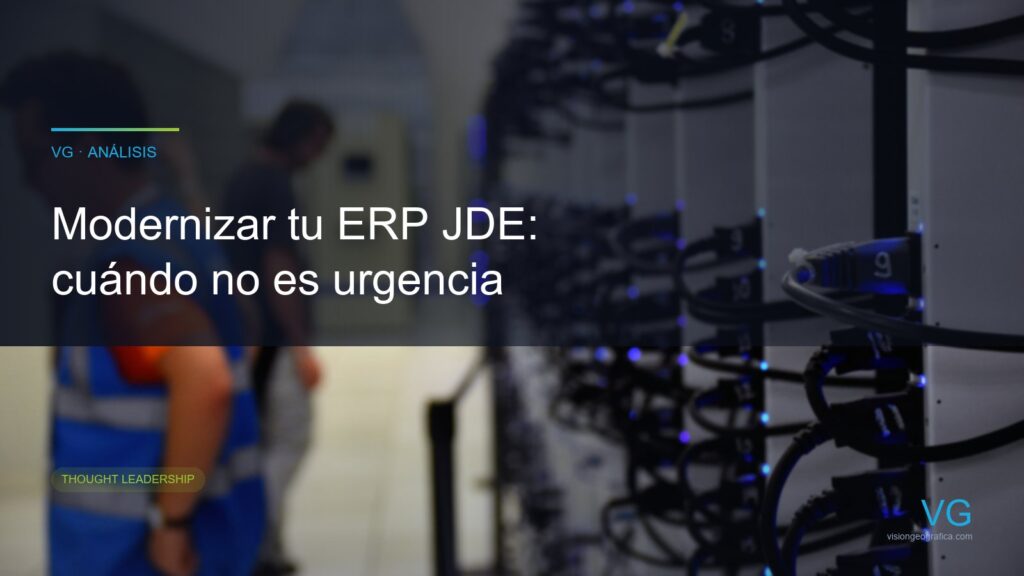 Tecnicos trabajando en un data center con cables de red; contexto de modernizacion del ERP JDE